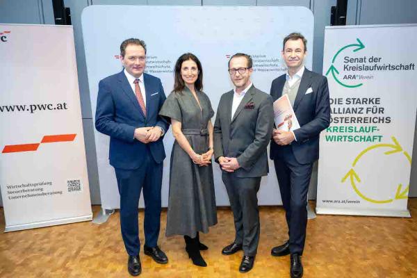 Kreislaufwirtschaft: Bundesminister Norbert Totschnig, Agatha Kalandra, Vorstandsmitglied bei PwC, Robert Nagele, Billa Vorstand und Harald Hauke, ARA-Vorstand.