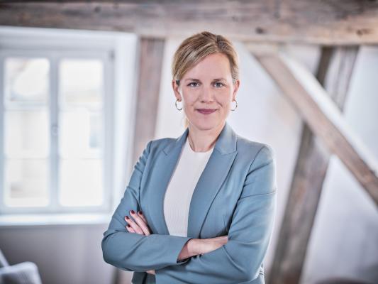 Janine Lampprecht ist die Gründerin der Grenzlotsen GmbH. Sie unterstützt Unternehmen bei der Optimierung ihres Zollwesens. 