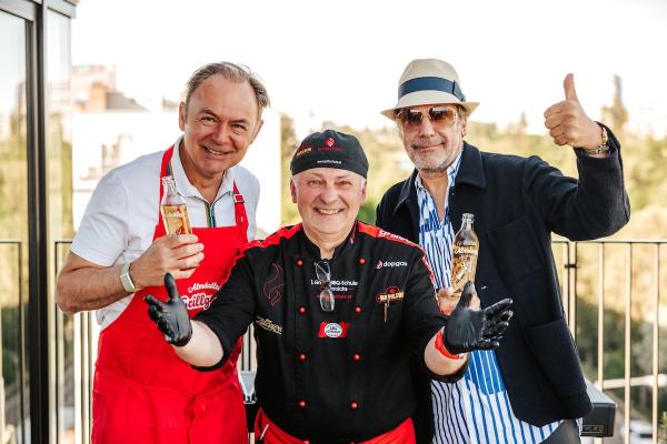 Zum Auftakt der diesjährigen Grillgaudi-Promotion luden Almdudler-Geschäftsführer Gerhard Schilling und Sprudelfabrikant Thomas Heribert Klein zum gemeinsamen Grill-Workshop mit Adi Matzek ein.