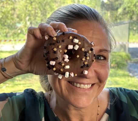 Sie sind rund, bunt und süß – und auf der ganzen Welt beliebt: Donuts. Wir haben gemeinsam mit Vandemoortele die Produktion in Reims besucht. Ein Ausflug ins Donut-Paradies.