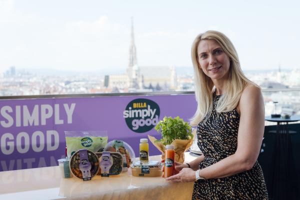 Klaudia Atzmüller (Billa Bereichsleitung Eigenmarken) erzählt Von Billa Simply Good mit seinen neuen Rezepturen, die in über zweijähriger Entwicklungsarbeit mit Ernährungswissenschafter:innen entstanden sind. 