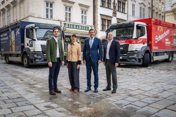Lokalaugenschein in Wien (v. l.): Christoph Klade, Logistics Sustainability Consultant, Martina Prucha, Sustainability Manager, Mobilitätsminister Peter Hanke und Othmar Tantscher, Manager Customer Service & National Logistics.