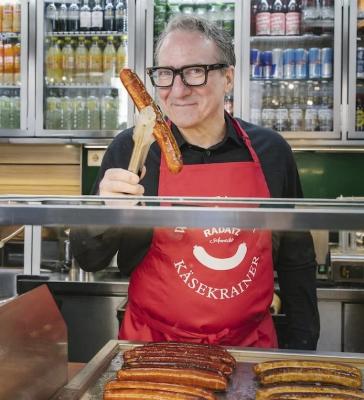 Radatz feierte mit Robert Palfrader den Tag der Käsekrainer.