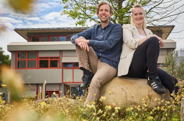 Nachhaltigkeitsbeauftrage Diana Reuter (re.) und Geschäftsführer Gerrit Woerle freuen sich, dass bisher gemeinsam mit den Bäuer:innen über 17.300 Tonnen CO2  eingespart werden konnten. 