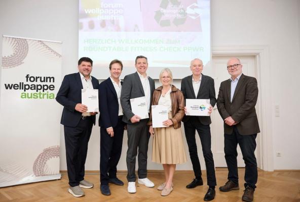 Expertinnen und Experten im Dialog: Stephan Kaar und Richard Höfer, beide Wellpappe Austria, Christoph Waldau, Berndt & Partner Crealty, Martina Hörmer, Beirätin Forum Ökologisch Verpacken (FÖV), Winfried Peters, FÖV, Peter Feller, Deutsche Ernährungsindustrie und Beirat im FÖV.