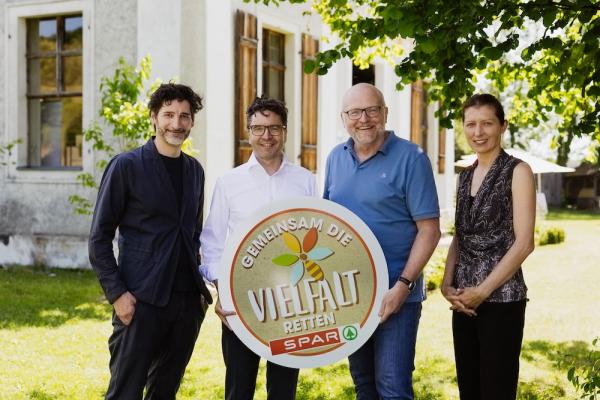 Markus Kaser (Stv. Vorstandsvorsitzender von Spar Österreich), Volker Plass (Geschäftsführer des Vereins ARCHE NOAH), Sternekoch Paul Ivić und Umweltmedizinerin Dr. Daniela Haluza (Medizinische Universität Wien) diskutierten beim Biodiversitätsgipfel in Schiltern (NÖ) über Artenvielfalt, nachhaltige Ernährung und konkrete Maßnahmen zum Schutz der Biodiversität. 