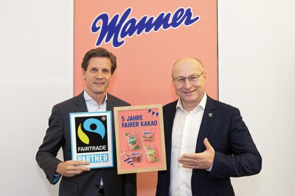 Manner CEO Dieter Messner (li.) und Fairtrade Geschäftsführer Hartwig Kirner
