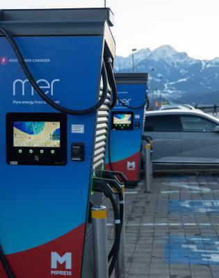Laden, wo der Alltag stattfindet: Mer und MPREIS bauen E-Ladeinfrastruktur aus