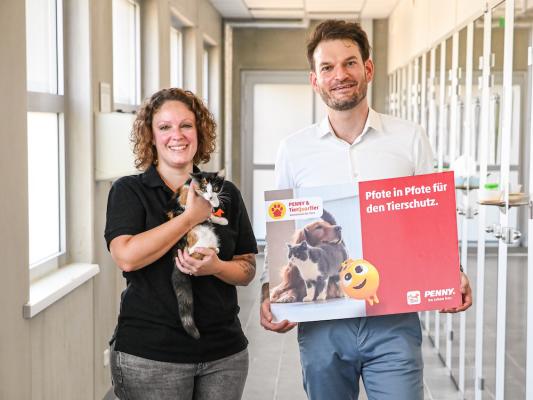 Gemeinsam für Tiere: Johannes Greller (Geschäftsführer Penny Österreich) und Bernadette Altrichter (Tierheimleitung des TierQuarTiers Wien).