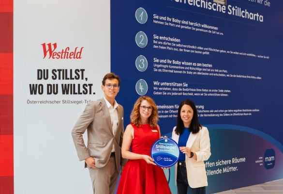 vlnr.: Sabine Leuthner (Deputy General Managerin) und Tobias Memminger (Deputy General Manager) von Westfield mit Sabrina Krejan MAM Babyartikel