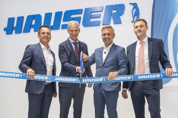 Eröffnung des neuen Standortes: Peter Breitenfellner (Geschäftsführung Hauser Österreich), Thomas Loibl (CEO Hauser GmbH), Bundesminister Mag. Wolfgang Hattmannsdorfer und Paul Überlacker (CFO Hauser GmbH).