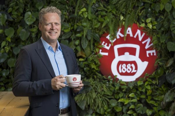 Thomas Göbel, Geschäftsführer Teekanne Österreich und Osteuropa, präsentiert die Produktneuheiten zum 75-jährigen Jubiläum. 