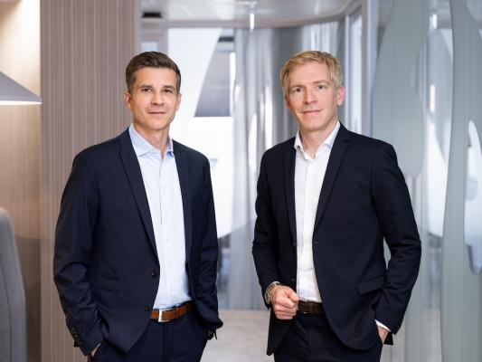 Gunnar Widhalm (re.) übernimmt mit 1. Oktober 2026 die Geschäftsführung von Unilever Austria. Er folgt auf Gerold Idinger, der nach Deutschland wechselt und in der Vertriebsleitung von Unilever Deutschland als Sales Director den Bereich Home & Personal Care (HPC) verantworten wird.