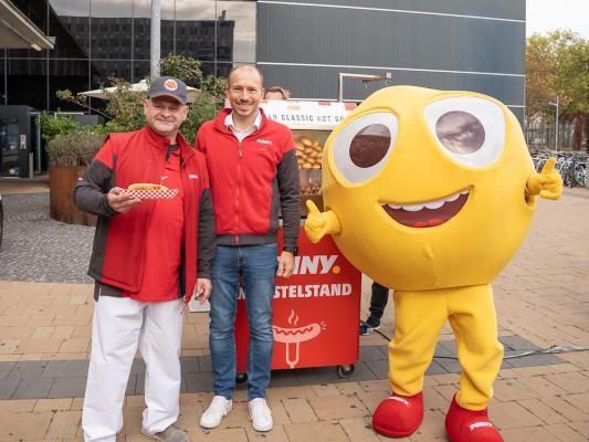 Maskottchen WOWY mit Thomas Ruhmer (mitte) und Marcel Homola
