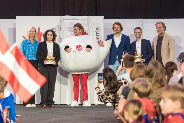 ÖSV-Präsidentin Roswitha Stadlober (links außen) und Teekanne-Geschäftsführer Thomas Göbel (rechts außen) wurden bei der Verleihung der Goldenen Teekanne tatkräftig von der Teekanne höchstpersönlich unterstützt.