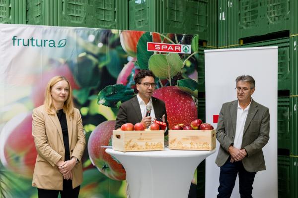 Markus Kaser, Stv. Vorstandsvorsitzender von Spar Österreich (Mitte), die Frutura-Geschäftsführung Katrin Hohensinner-Häupl (links) und Manfred Hohensinner (rechts).