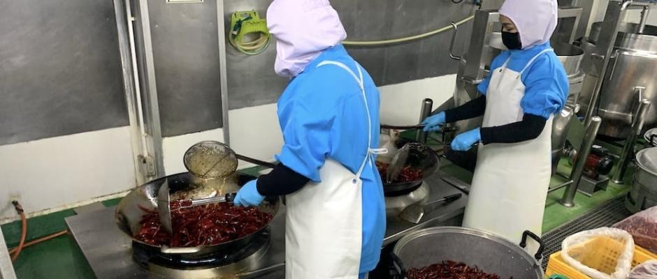 Die Chilis werden vor der Verarbeitung geröstet, damit sich die Aromen perfekt entfalten.