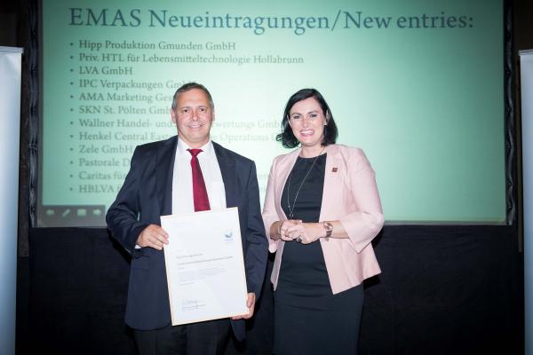 Fuhrmann und Köstinger bei der Auszeichnung zur Zertifizierung