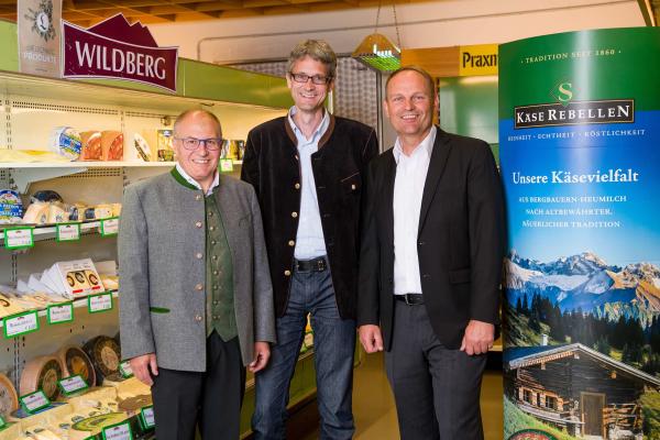Die Käserei Reutte wird Teil der Sulzberger Käserebellen. Im Bild (v.l.n.r.): Josef Krönauer (Inhaber Sulzberger Käserebellen), Dr. Johann Meier (GF Stegmann Emmentaler Käsereien), Andreas Geisler (GF Sulzberger Käserebellen).