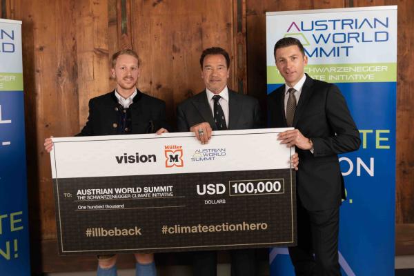 Vision1 mischt Kitzbühel auf: v.li.n.re. Raphael Reifeltshammer (CEO Vision1), Arnold Schwarzenegger, Dr. Günther Helm (Müller Drogerien)