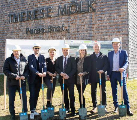 Spatenstich der MPreis Wasserstoff Initiative: v.l.n.r. Dr. Ernst Fleischhacker (Green Energy Center), Peter Paul Mölk, Julia Mölk (beide MPreis), LHStv Josef Geisler, Stefanie Graber (Bäckerei Therese Mölk), Bürgermeister Völs Erich Ruetz, Ewald Perwög (MPreis Sustainable Energy Solutions)