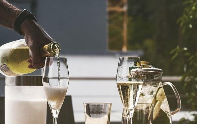 Die Schaumweinsteuer fällt mit 1.7. - oder nicht?