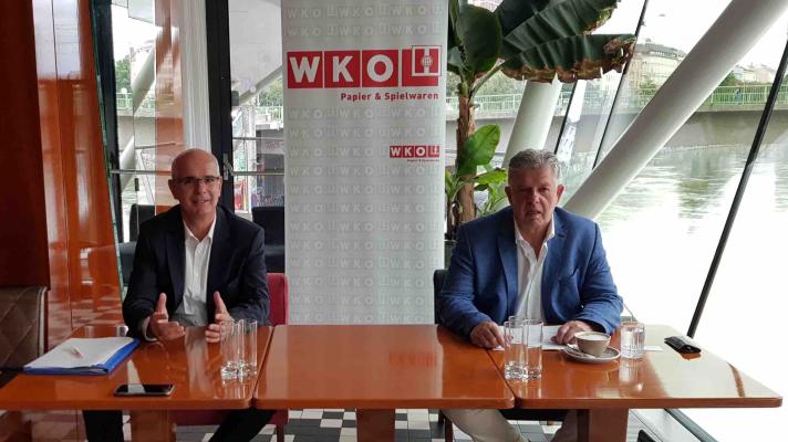 v.l.: Andreas Auer, Obmann des Bundesgremiums des Papier- und Spielwarenhandels in der WKÖ und Dr. Wolfgang Richter von Regio Data Research.