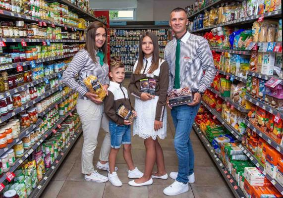 Spar-Kaufmannsfamilie Suceska freut sich auf viele neue Kundschaften im Stadtteil Gnigl, Salzburg.
