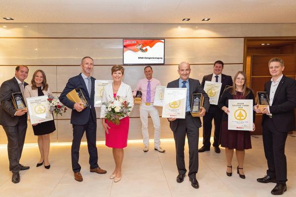 Gewinner der „Goldenen Tanne 2020“ v.l.n.r.: Bernd Stromberger mit Frau Regine (Spar-Kaufleute aus Gurk, Kärnten), Hubert und Brigitte Strasser (Spar-Kaufleute aus Hardkirchen, Oberösterreich), Daniel Zirovnik (Spar-Kaufmann aus Hard, Vorarlberg), Marktleiter Josef Pehab (Gröbming, Steiermark), Dir. Heimo Prodinger (Geschäftsführer Wirtschaftsverein Tamsweg, Tamsweg, Salzburg), Christiane Holly und Rafael Supper (Spar-Kaufleute aus Siegendorf, Niederösterreich).