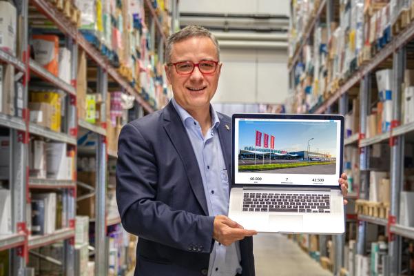 Christof Kastner präsentiert die Website der Gruppe im neuen Look