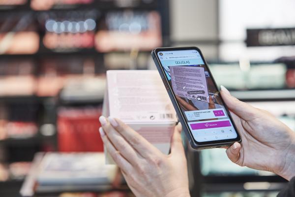 Kontaktloses Bezahlsystem Scan & Go von shopreme im ersten Douglas Innovation-Flagship-Store in München