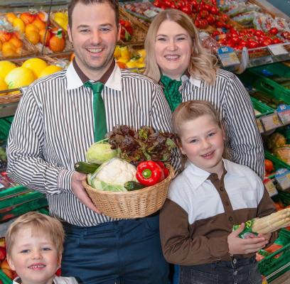 Die neue SPAR-Familie Ferchl aus Milders bemüht sich im Stubaital um die Kundschaften.