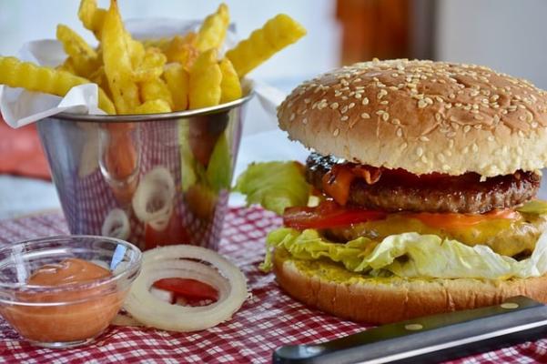 Laut aktuellem BRANCHENRADAR Fast Food in Österreich 2021 wurde in Österreich im Jahr 2020 für Fast Food um 20,9 Prozent weniger ausgegeben als im Jahr davor.