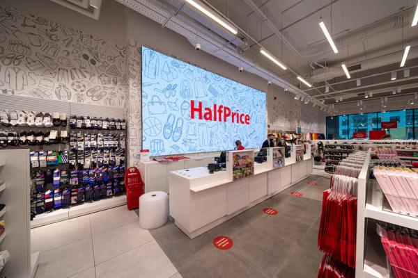 Debüt zweier Händler in Österreich: Half Price stationär und Digitec Galaxus online.