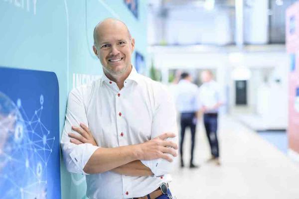 IT-Spezialist Andreas Rathmayr war schnell von den Benefits, dem guten Arbeitsklima und den Aufstiegschancen, die eine Karriere bei Hofer mit sich bringt, überzeugt.
