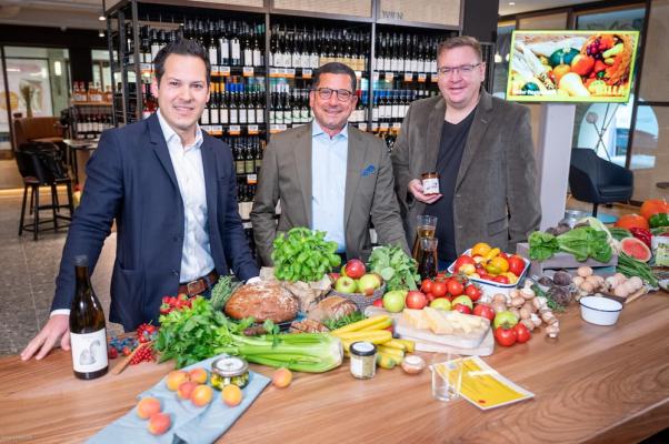v.l.: Alexander Zahel, Weingut Zahel, Marcel Haraszti, Billa-Vorsitzender, René Kachlir, Zum scharfen René