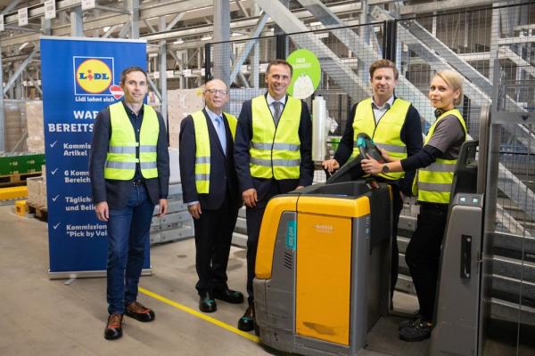 Lidl Logistikzentrum Großebersdorf: v.l.: Alessandro Wolf (Vorsitzender der Geschäftsleitung Lidl Österreich), KR Herbert Gschwindl (Bürgermeister Großebersdorf), Landesrat Mag. Jochen Danninger, Michael Bogner (Geschäftsführer Logistikzentrum Großebersdorf), Jana (Kommissioniererin bei Lidl Österreich)