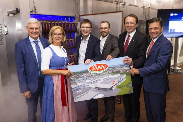 Tann-Eröffnung in St. Pölten: v.l. Spar-Vorstand Hans K. Reisch, Landeshauptfrau Johanna Mikl-Leitner, Spar-Geschäftsführer Alois Huber, Tann-Chef Leopold Scharmer, Bürgermeister Matthias Stadler und Spar-Vorstand Friedrich Poppmeier.