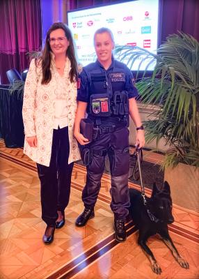 Brau Union Geschäftsleiterin Dr. Gabriela Straka (li.) mit Revierinspektor Marie Luise Gawlik und Spürhündin "Domina vom Haidbrunnen".