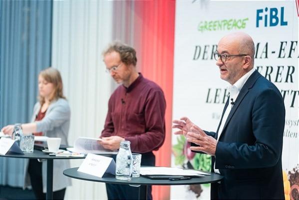 Ja! Natürlich Klima-Studie: v.l.: Natalie Lehner (Expertin für Lebensmittel und Landwirtschaft Greenpeace), Thomas Lindenthal (Studienleiter FiBl) und Andreas Steidl (Geschäftsführer und Agrarexperte Ja! Natürlich)