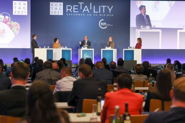 Die legendäre Podiumsdiskussion am ECR Tag mit Armin Wolf (Mitte) mit Nicole Berkmann, Hanni Rützler, Nils Wlömert und Maurice Beurskens.