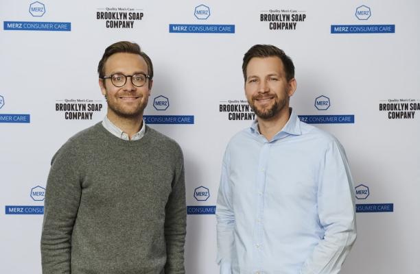 Felix Ermer (CEO und Gründer Brooklyn Soap) und Steven Potschull (Sales Director DACH/Interim CEO Merz Consumer Care)