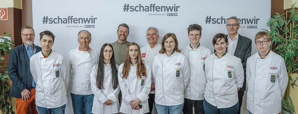 Neuer Lehrberuf  Chocolatier/-ière vorgestellt: Von links: Stv. Dir. Markus Gogollok, Daniel Langer, Walter Heindl (Confiserie Heindl), Nina Kink, Hubert Berger (Berger Feinste Confiserie), Julia Schreiner, Leo Jindrak (Innungsmeister der österreichischen Konditoren), Berufsschullehrerin Julia Stuefer, Elias Klausriegler, Lea Fellacher, Werner Meisinger (Xocolat Manufaktur), Marcel Lindenmayr 