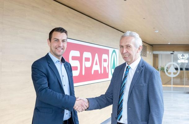 Mario Strohmayer (links) ist neuer Spar Steiermark & Südburgenland Expansionsleiter. Er folgt Mag. Helmut Ecker (rechts), der seinen Ruhestand antritt.