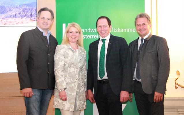 Der wiedergewählte LKÖ-Präsident Josef Moosbrugger (2. v. r.) und seine Vizepräsidenten, LK Niederösterreich-Präsident Johannes Schmuckenschlager (1. v. l.), Bundesbäuerin Irene Neumann-Hartberger und LK Steiermark-Präsident Franz Titschenbacher (1. v. r.) 