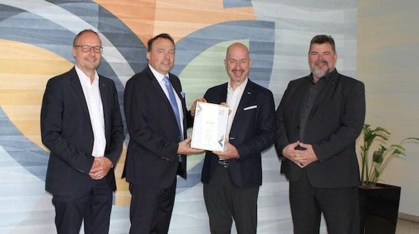 MEWA wurde für 2021/22 zum fünften Mal in Folge als Business Superbrand ausgezeichnet. v. l. n. r.: Stefan Janzen, technischer Geschäftsführer MEWA Österreich, Alexander Kaiser, Vertriebsleiter MEWA Österreich, Mag. Wiszkidenszky, Regional Director Superbrands CEE, Bernd Feketeföldi, kaufmännischer Geschäftsführer MEWA Österreich