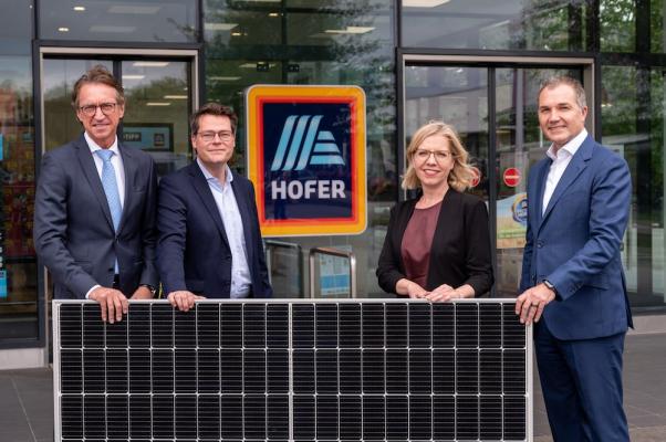Hofer startet Photovoltaik-Offensive: Leonhard Schitter, CEO Salzburg AG, Jürgen Czernohorszky, Klimaschutz-Stadtrat Wien, Bundesministerin Leonore Gewessler, Horst Leitner, CEO Hofer KG (v.l.).