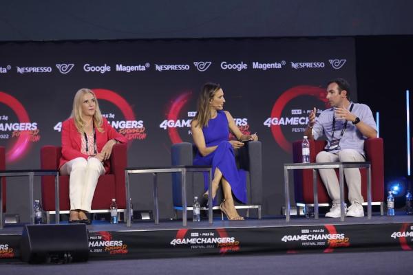 Die Vorstellung von Amazons Quickstart Online am 4Gamechangers Festival: WKO-Spartengeschäftsführerin Iris Thalbauer, Moderatorin Barbara Fleißner (Mitte) und Amazon Head of Seller Services, Philipp Stählin.