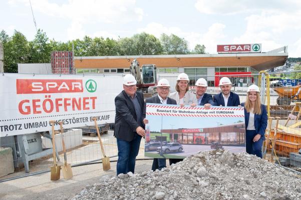 Spar Spatenstich in Obertrum - aus Spar wird Eurospar: (v.l.): Bürgermeister Simon Wallner, Landesrat Josef Schwaiger, Landesrätin Andrea Klambauer und Geschäftsführer Günther Leitgöb, Firmengruppe Leitgöb Wohnbau freuen sich gemeinsam mit Spar-Geschäftsführerin für Salzburg/Tirol Patricia Sepetavc und dem ehem. Spar-Geschäftsführer für Salzburg/Tirol Christof Rissbacher über den Baustart der Wohnbau-Anlage mit Eurospar im Erdgeschoss.