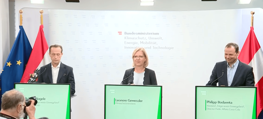 Klimaschutzministerin Leonore Gewessler, Robert Nagele (li.), Vorstand „Trägerverein Einwegpfand“ sowie Billa AG und Philipp Bodzenta, Vorstand „Trägerverein Einwegpfand“ und Director Public Affairs Coca-Cola Österreich, die „Eckpunkte Pfandsystem Österreich“.